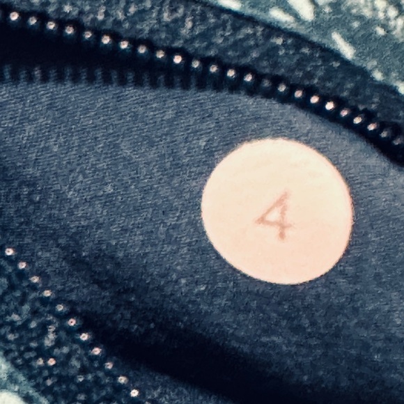 Lululemon Tracker Shorts Size 4 Blue Green Teal - Picture 3 of 4